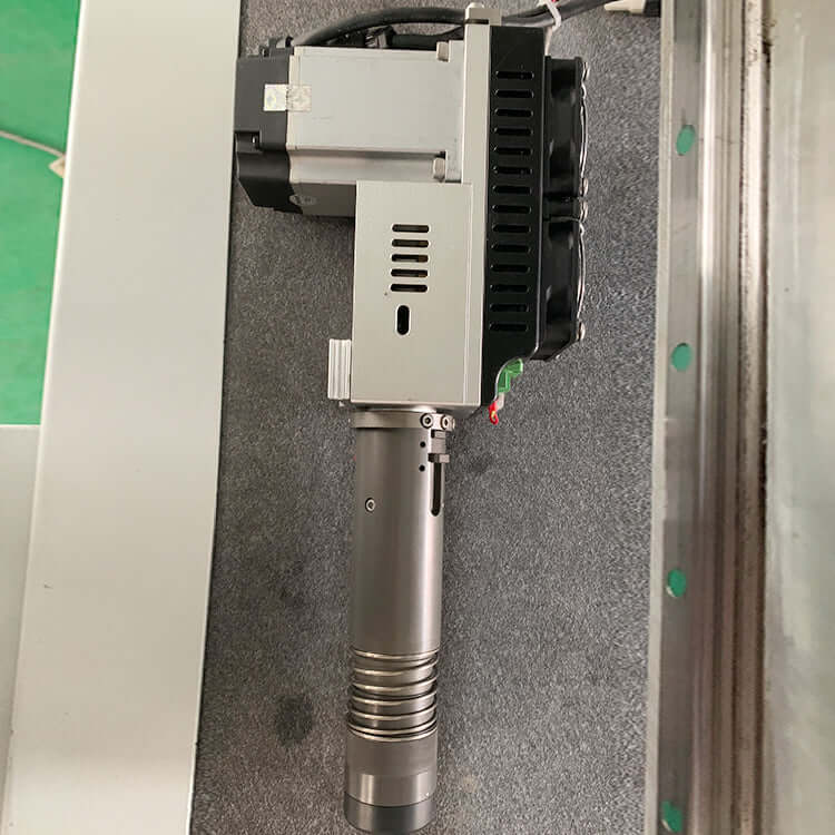 High-speed oscillating knife cutting machine for leather, rubber, and textiles, showcasing precision and high efficiency.