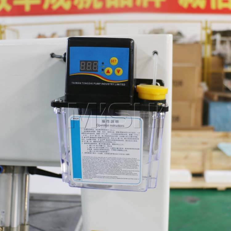 Digital display controller on a CNC side hole drilling machine for furniture production